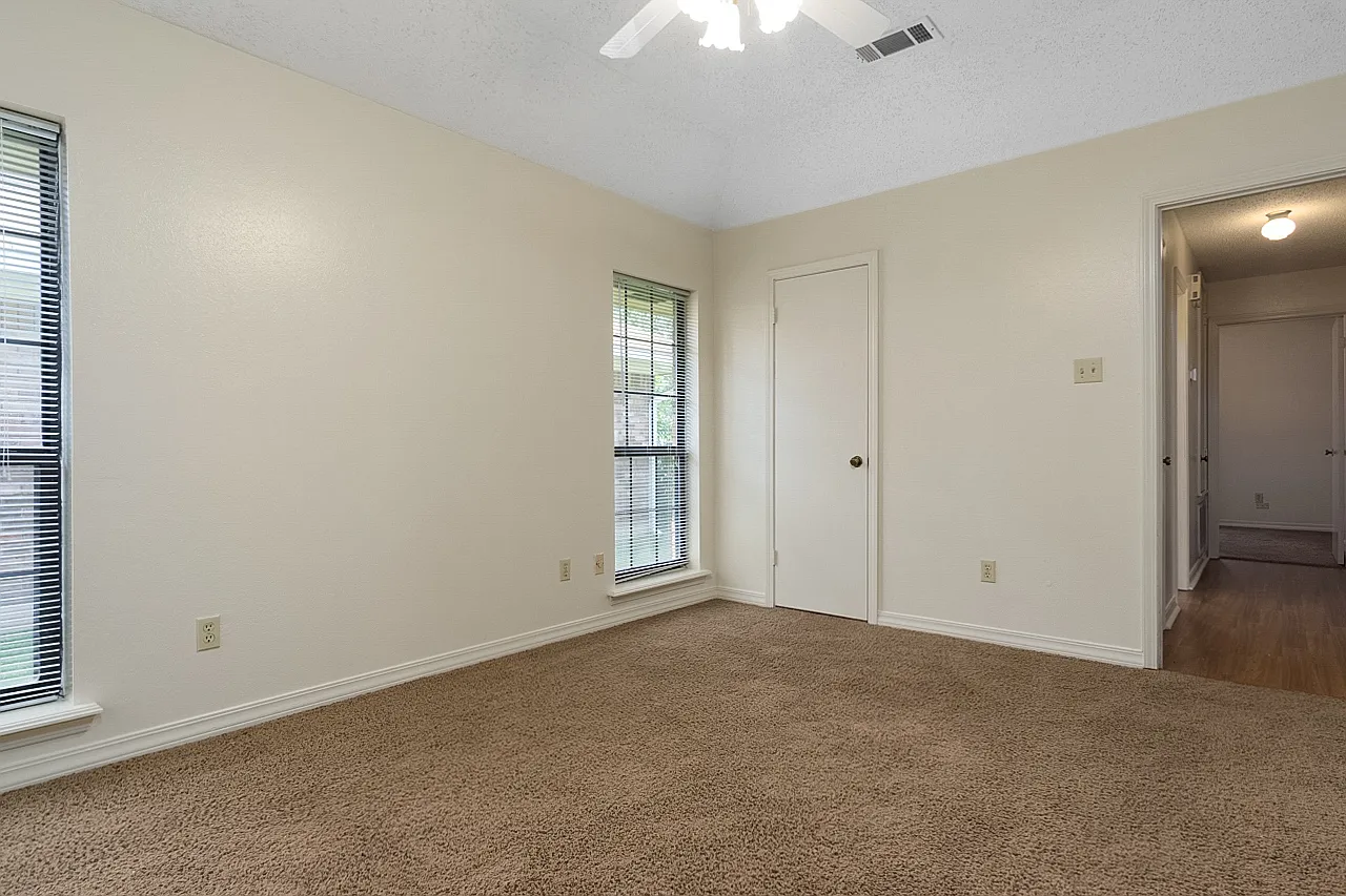 Beautiful 3 Bedroom / 2 Bath 300 Off 1st Month Special — Photo 2