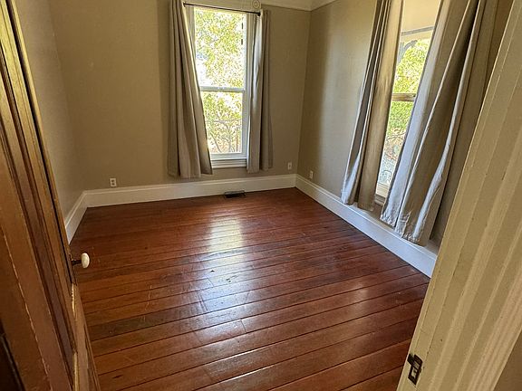 4th image of 391 Robert Ave
