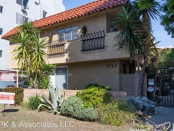 2nd image of 3752 Mentone Ave #1