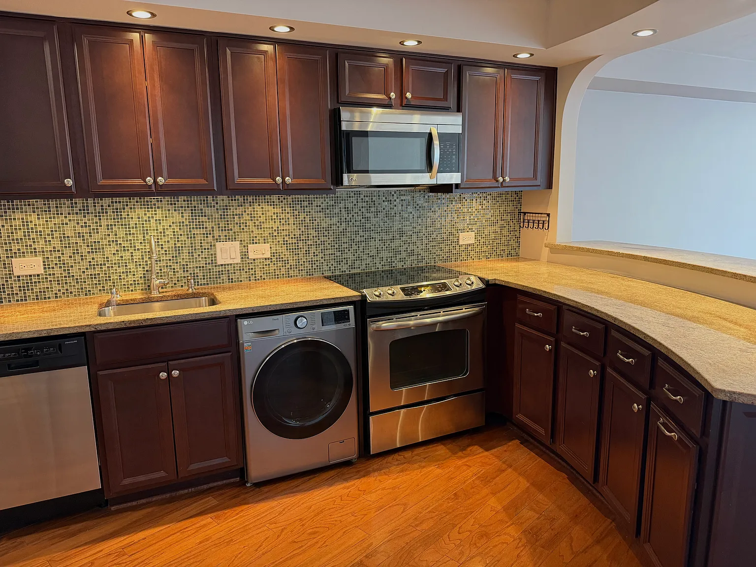 1 bed, 750 sqft, $2,400 — Photo 2