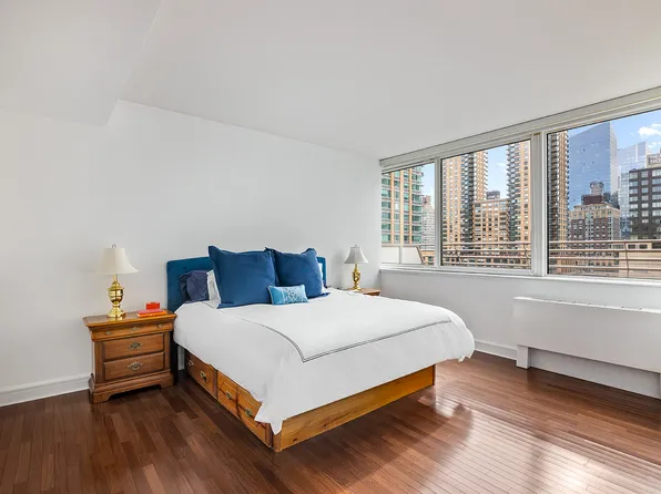 120 Riverside Boulevard image 5 of 7