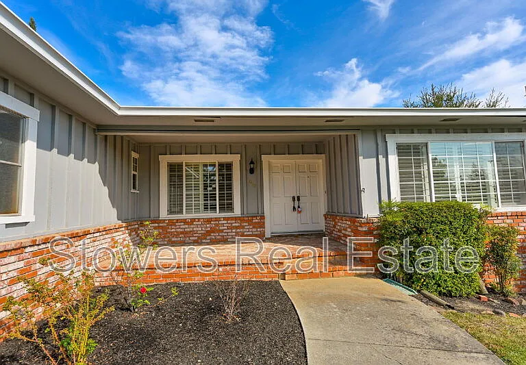 1090 Livorna Rd — Photo 4