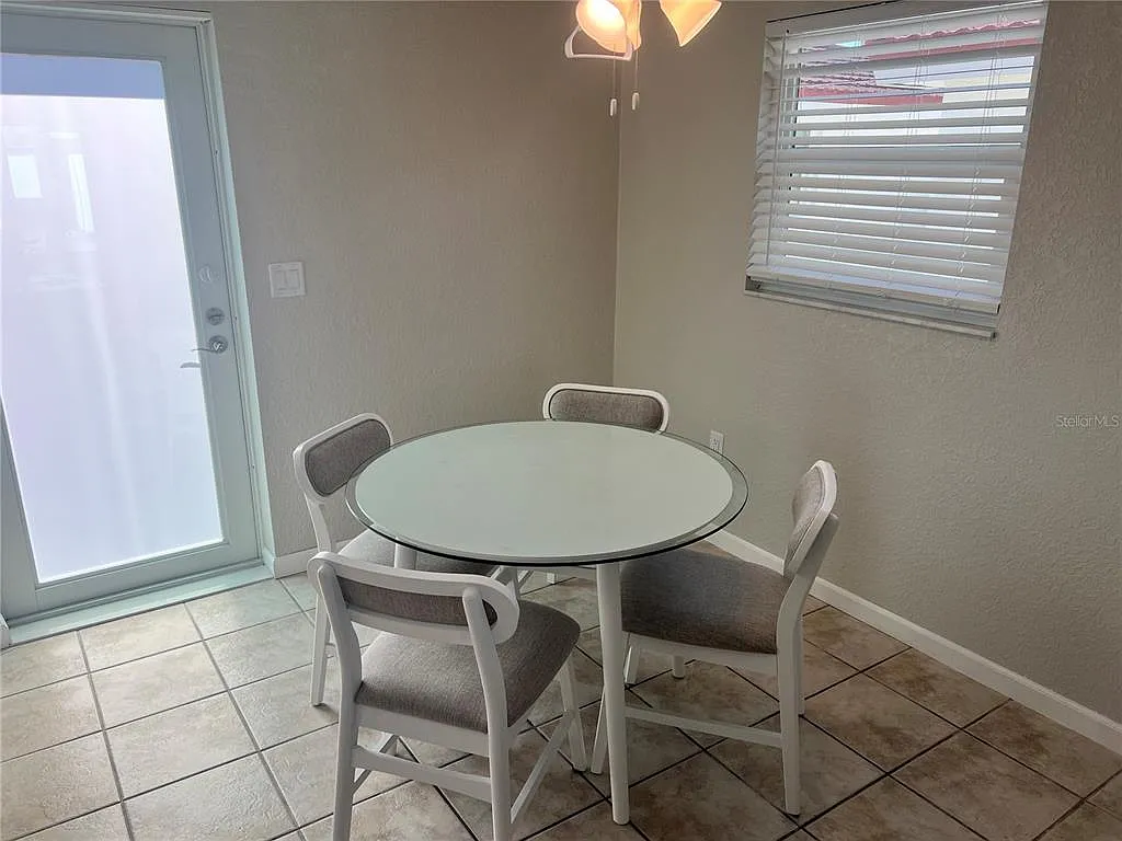 1 bed, 1.0 bath, 728 sqft, $7,470 — Photo 4
