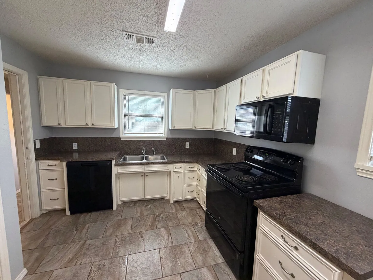 3 bed, 2.0 bath, 1713 sqft, $1,300 — Photo 4
