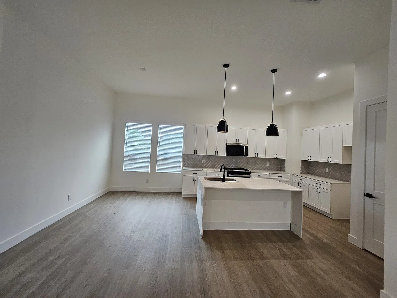 3 bed, 3.5 bath, 2398 sqft, $2,850 — Photo 4