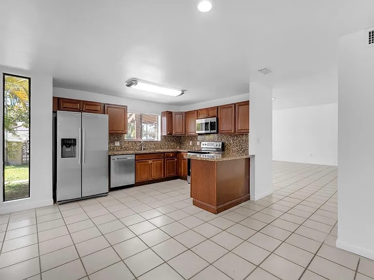 6118 SW 127th Pl — Photo 3