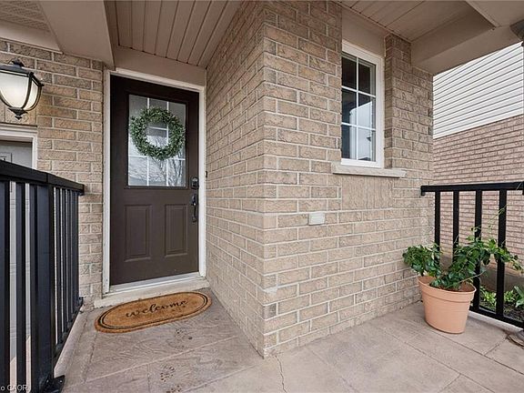 4th image of 707 Commonwealth Cres