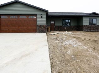 178 Mulberry Loop, Minot, ND 58703