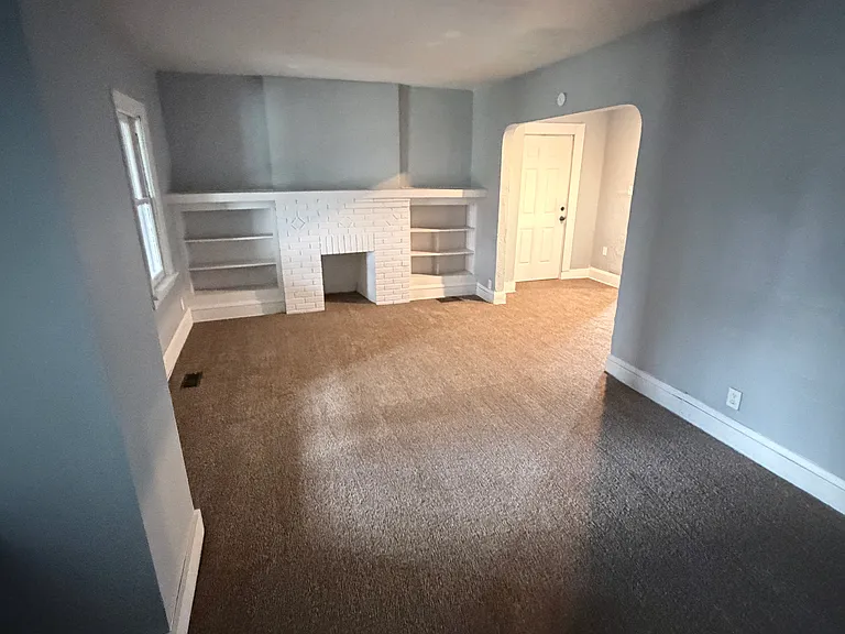 375 Grace Ave — Photo 4