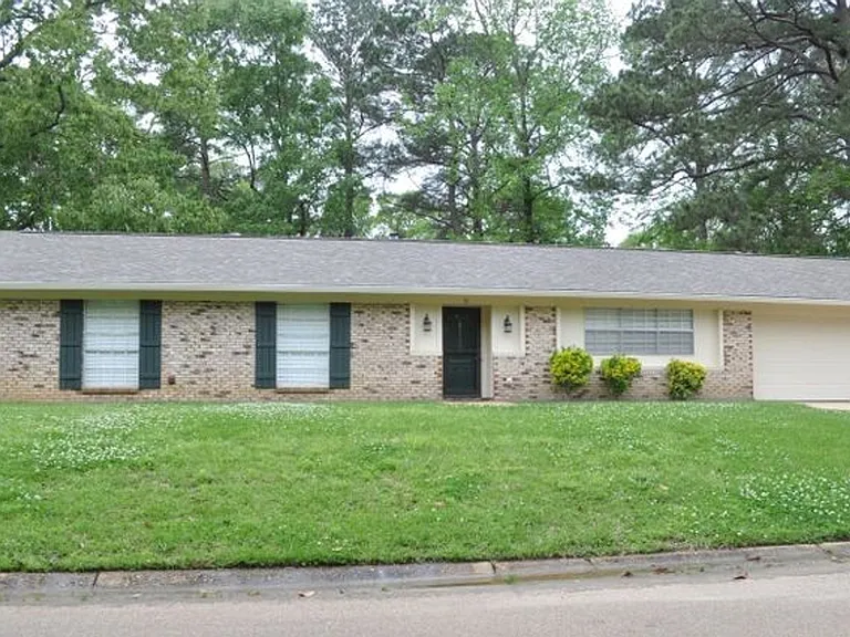 31 Pebble Hill Dr — Photo 1