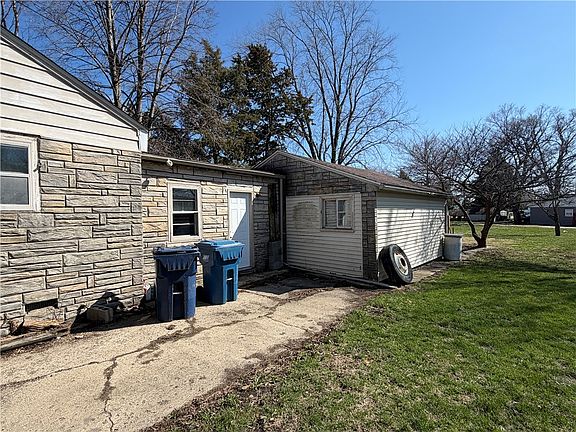 3rd image of 305 W Chestnut St