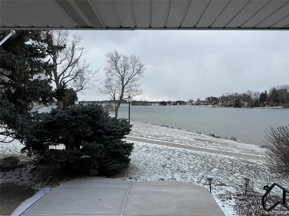 3553 Port Cove Dr APT 34, Waterford, MI 48328