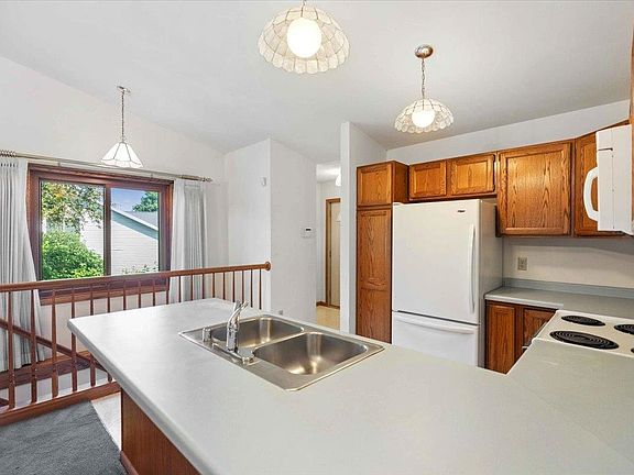4th image of 212 White Tail Dr