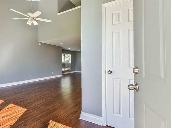 4th image of 10811 Greenwillow Dr #1