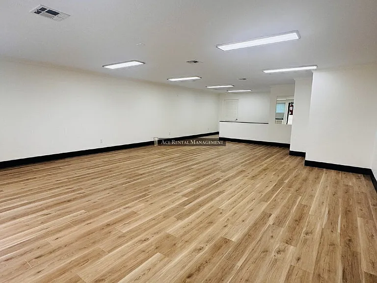 2907 Nederland Ave — Photo 4