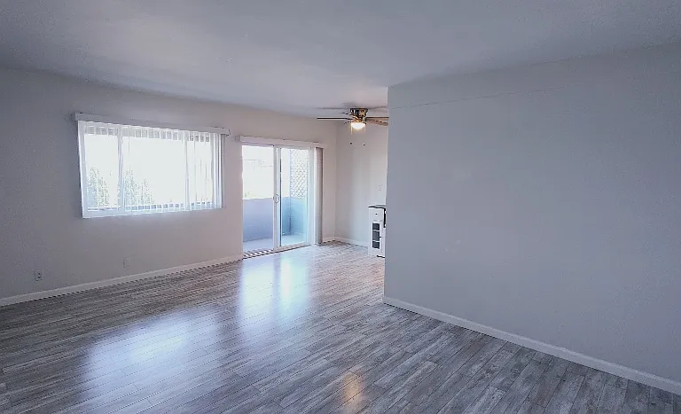 913 E Grand Ave #6 — Photo 2