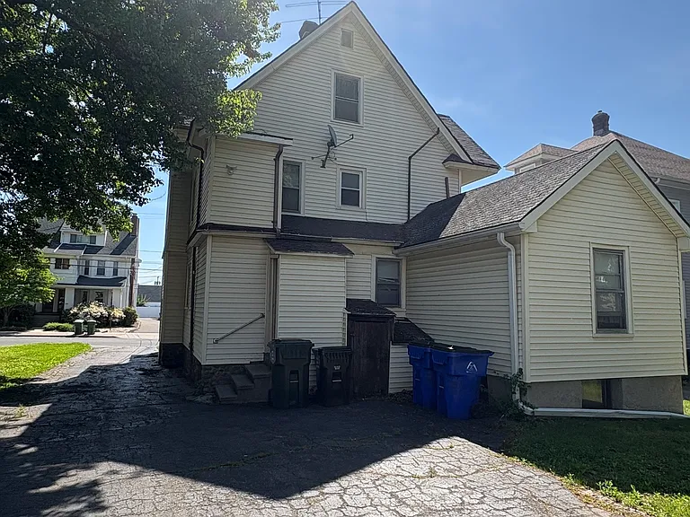 225 Whiting Ln — Photo 2