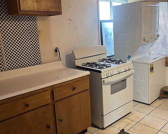 4th image of 2204 N Grape Ave