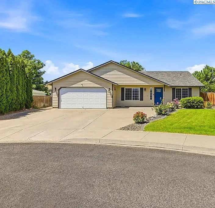 3 bed, 2.0 bath, 1840 sqft, $2,295 — Photo 2