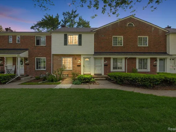 22865 Lakeshore Dr, Saint Clair Shores, MI 48080
