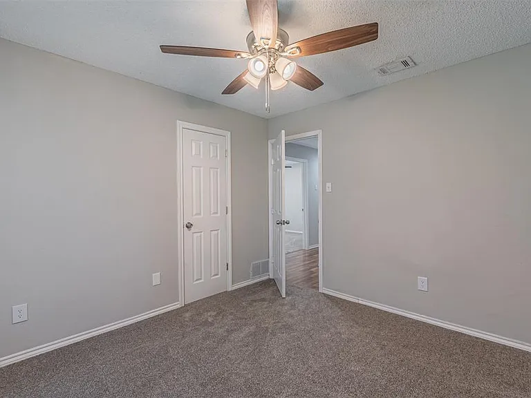 2801 Cambridgeshire Dr — Photo 21