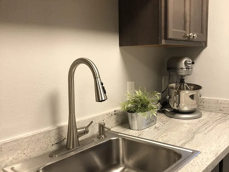 1000 Graham Ave #10 — Photo 1