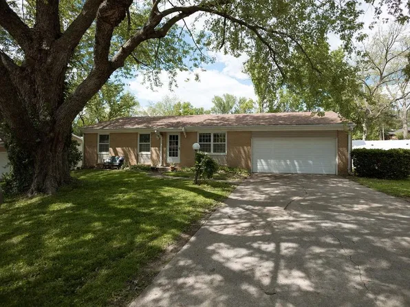 2717 Flintstone Dr, Saint Joseph, MO 64505