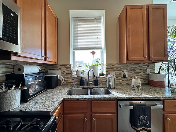 5th image of 1406 W Superior St #F4