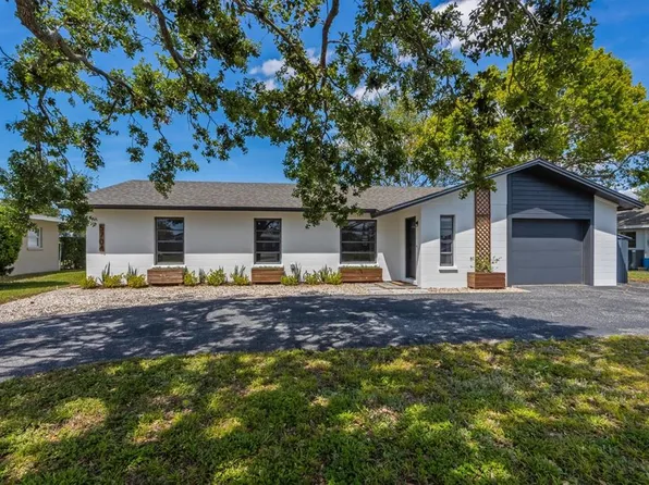 5704 2nd Avenue Dr NW, Bradenton, FL 34209
