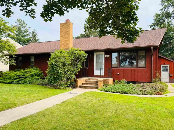 1300 4th Ave SW, Waverly, IA 50677