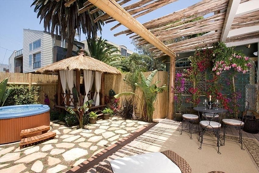 Yard with Jacuzzi and Cabana