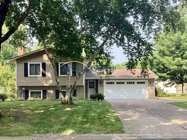 10207 Pilgrim Ln N — Photo 1