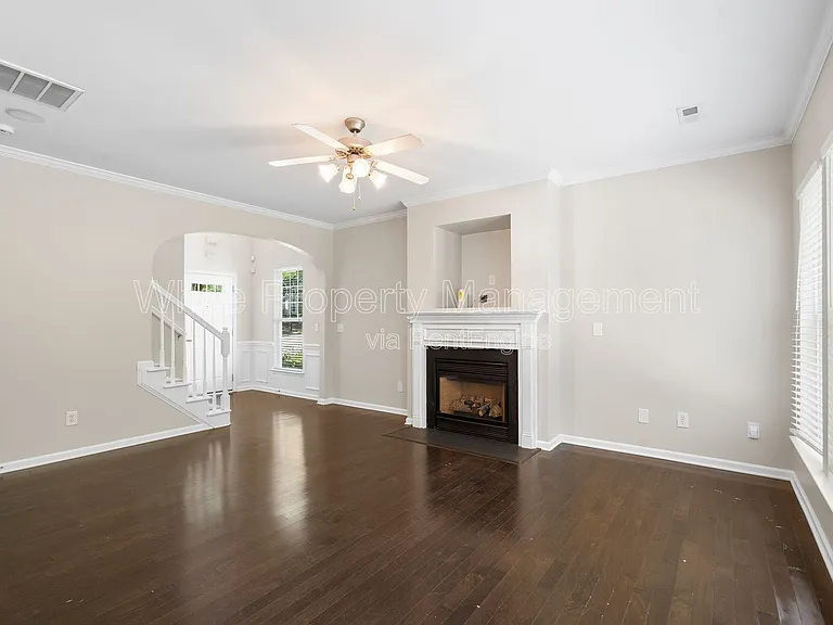 1141 Hammond Dr — Photo 7