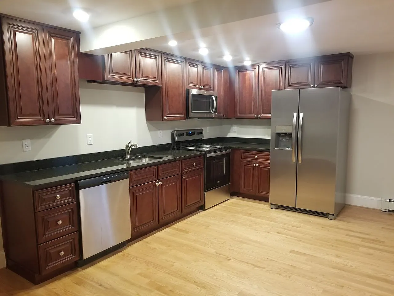 Ball Square area, 3 bedroom, 1 bathroom apartment — Photo 3