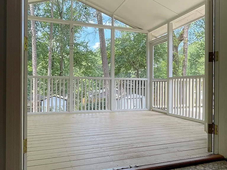956 Seville Dr — Photo 11
