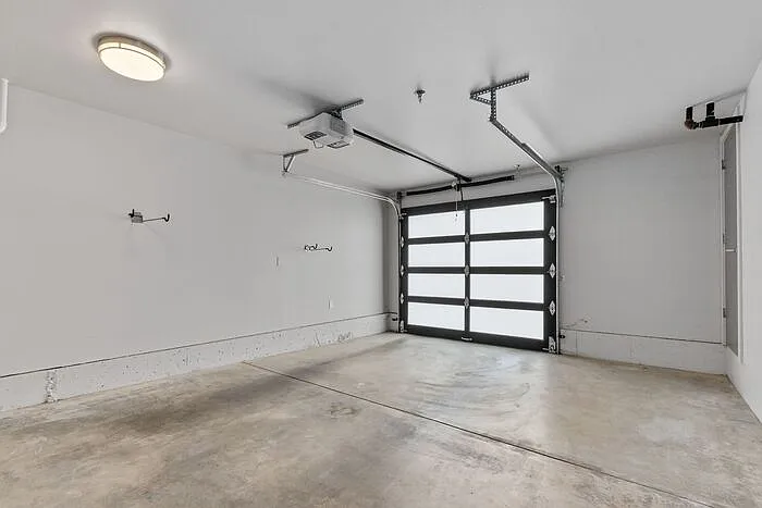 2409 E Thomas St — Photo 38