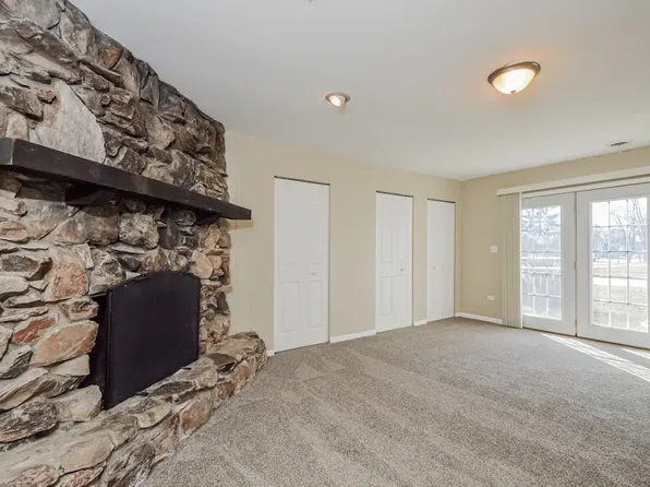 850 Edenwood Dr, Roselle, IL 60172