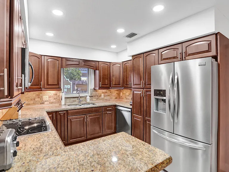 470 SE 4th Ct — Photo 39