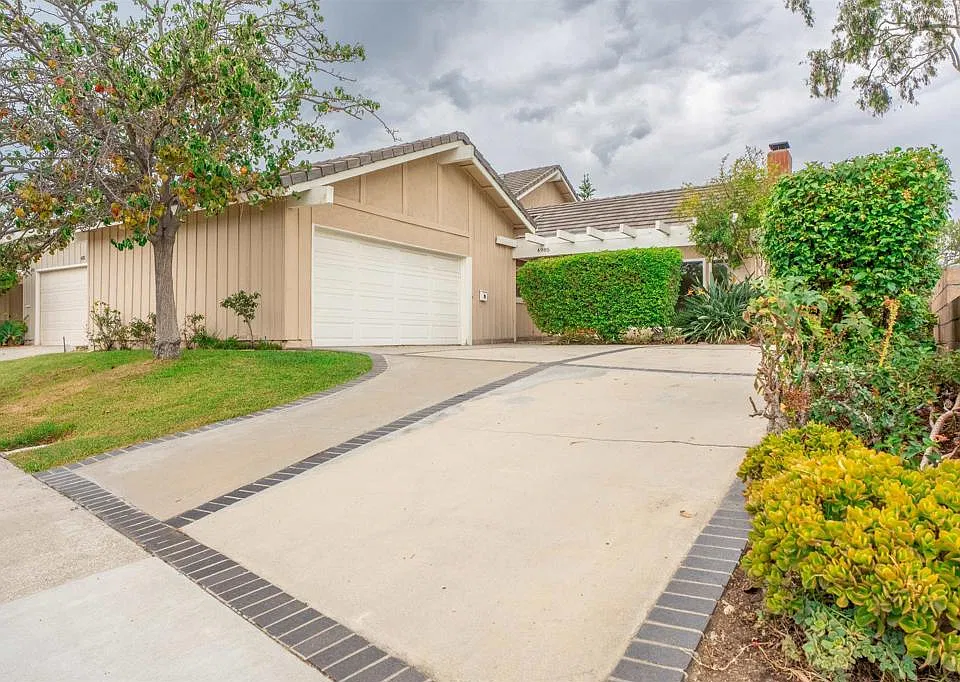 4985 Paseo Segovia