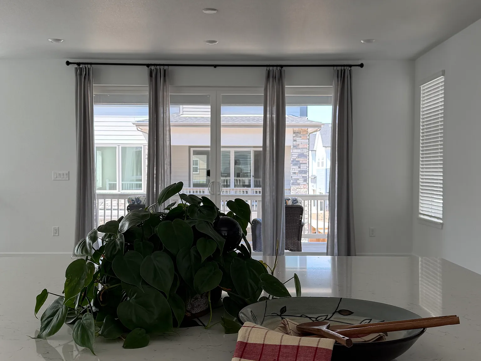 4 bed, 3.5 bath, 2434 sqft, $3,695 — Photo 4