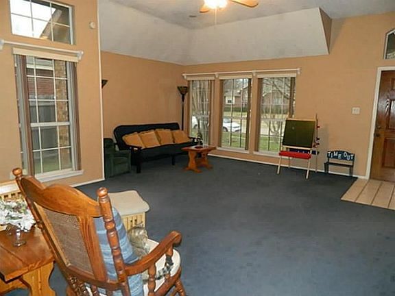 4th image of 105 N Carriage House Way