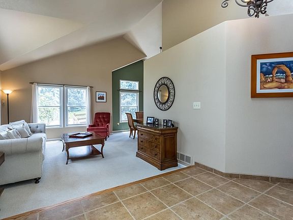 LIGHT FILLED LIVING ROOM WITH SOUTH EASTERN EXPOSURE- OPEN FLOOR PLAN