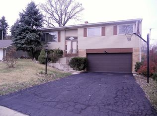 9170 Meadowview Dr, Hickory Hills, IL