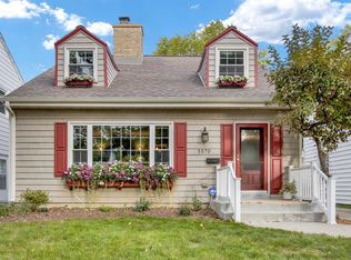 5570 N Shoreland Ave, Whitefish Bay, WI 53217