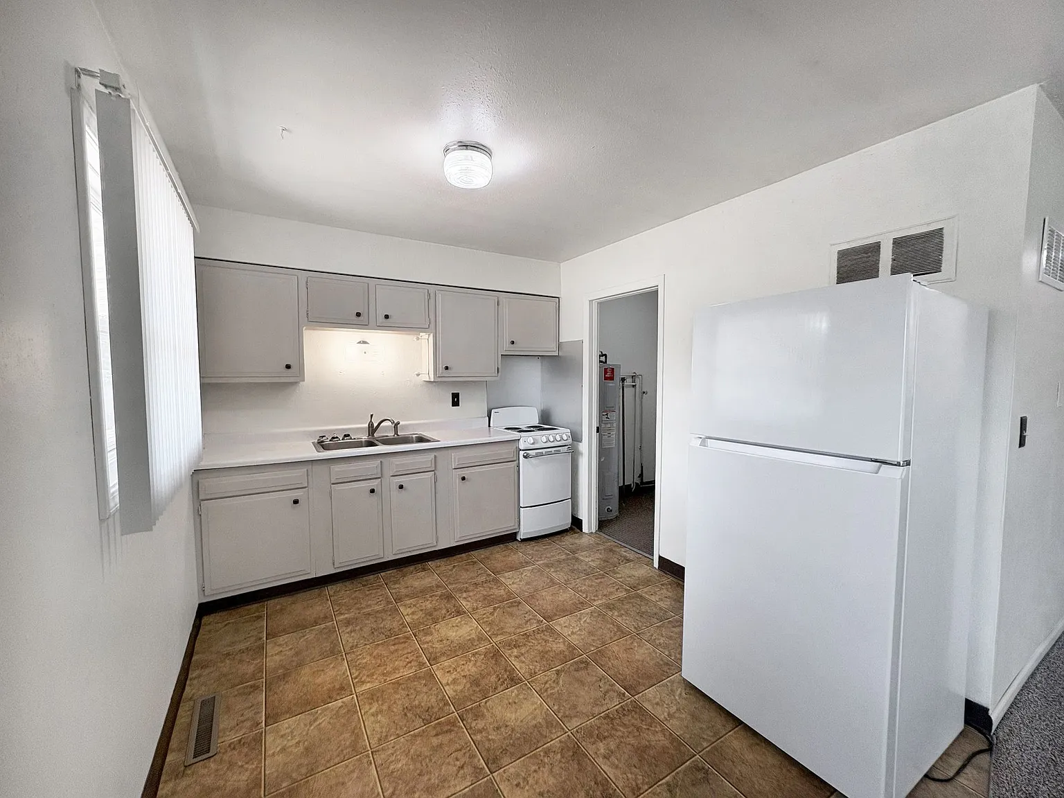 Centrally located 2 Bedroom Apartment with Laundry Hook-ups — Photo 3