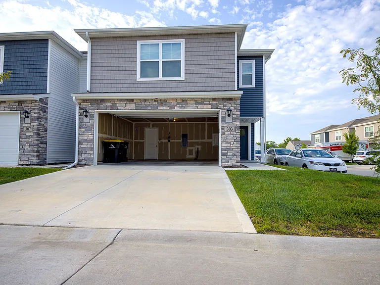 303 Ember Dr — Photo 2