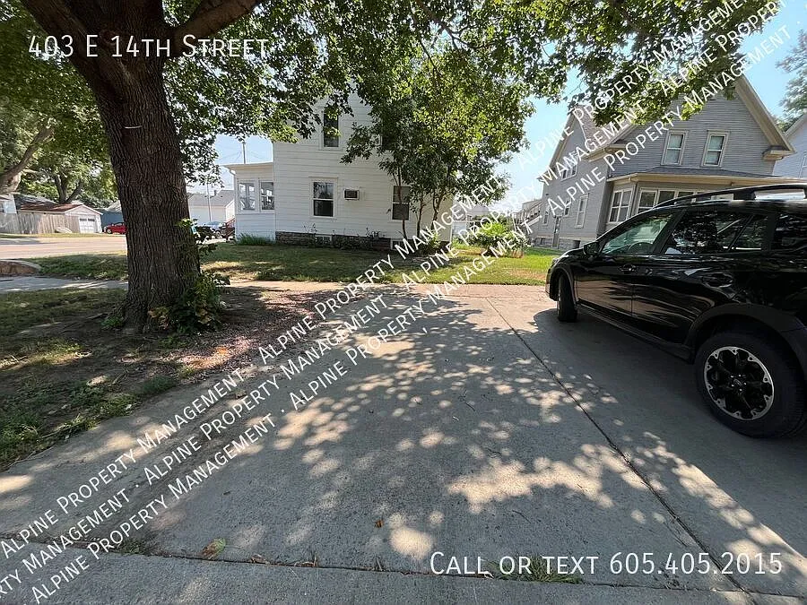 Newly Updated 2nd Floor 2 Bed/1 Bath Duplex Apartment — Photo 3