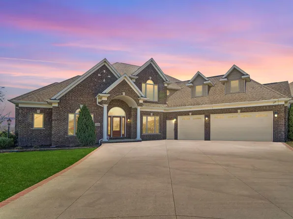 2389 Woodland Hills Dr, Menasha, WI 54952