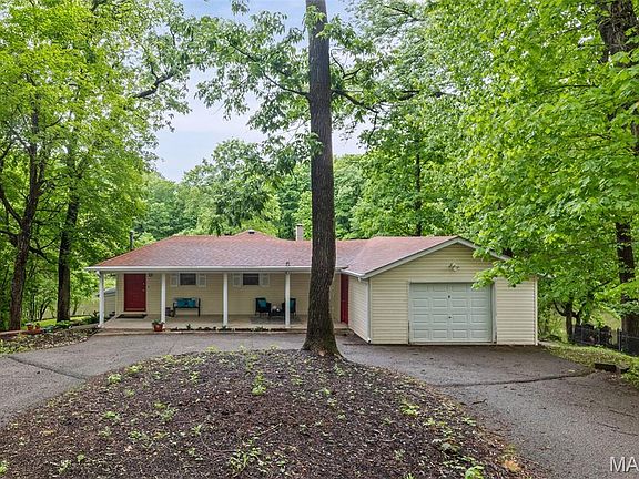 2nd image of 8 Oakdale Lake Dr