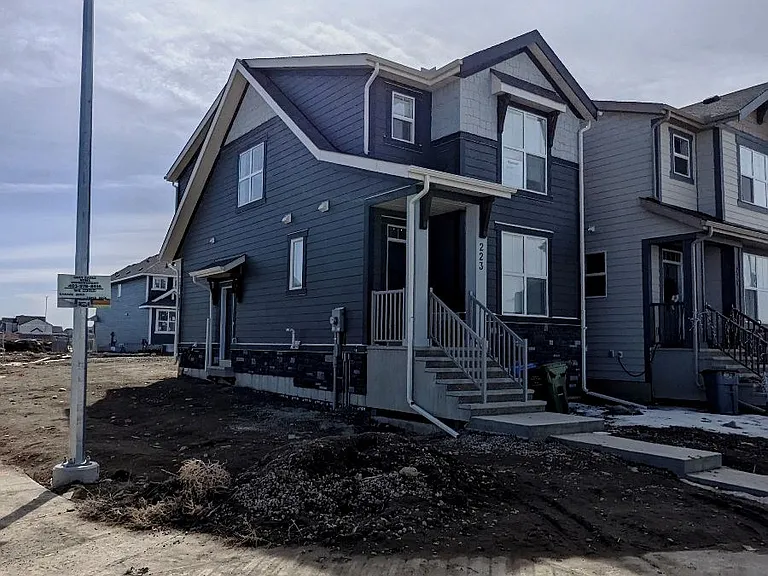 223 Magnolia Dr SE — Photo 2
